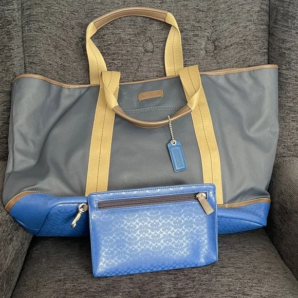 Coach Signature Weekend Tote Bag. PVC Coated Bottom With Inside Matching Pouch. - Picture 7 of 7